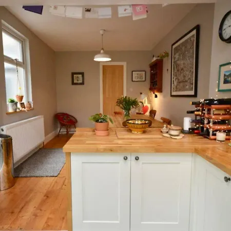 Charming Victorian 3 Bedroom House With Large Garden 3*