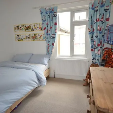 Charming Victorian 3 Bedroom House With Large Garden