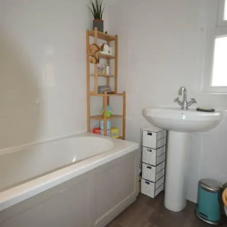 Charming Victorian 3 Bedroom House With Large Garden Отель
