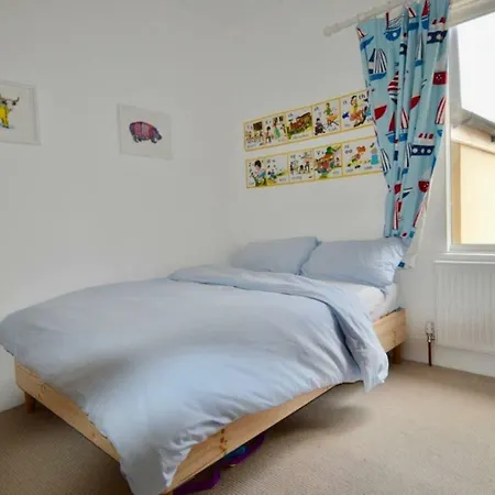 Charming Victorian 3 Bedroom House With Large Garden Отель 3*